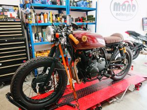 The Yamaha XS 400 cafe racer has been brought to mono motorcycles by one of our existing customers. 