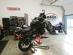 The Triumph Street Triple required a full service & chain assessment. The abba skylift was put through it's paces once again, as Daniel Morris needed to grease the shock linkages & then adjust the headstock bearings.