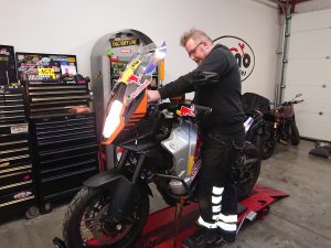 The KTM 1190 joined us for repairs to a snapped rear indicator, removal of the rack & some wiring upgrades.