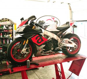 The air was shattered on Monday by the Aprilia RSV4 RR which joined us for her first service. 