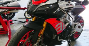 On Friday we welcomed the stunning Aprilia Tuono V4 which joined us for some new shoes!