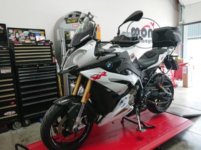 Our guest on Friday was a White BMW S1000XR. The XR joined us on Friday for interim servicing, fitting of AKRAPOVIC headers & a Rapid Bike EVO module.