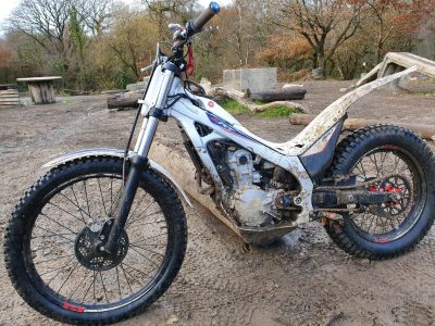 Upon arrival at the Non Stop Trials Centre, Zac borrowed a pair of boots (they can supply you helmet & gloves too), & showed Zac around the bike they lent him. It’s was a four stroke Montesa Honda 260, I would guess around 2010 model. 